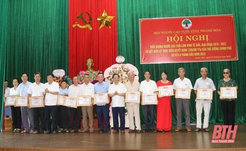 Đồng chí Nguyễn Đức Thắng, Chủ tịch Hội NCT tỉnh trao Bằng khen của Hội NCT tỉnh cho các cá nhân đã có thành tích xuất sắc trong phong trào thi đua “NCT làm kinh tế giỏi”, giai đoạn 2018 - 2023.