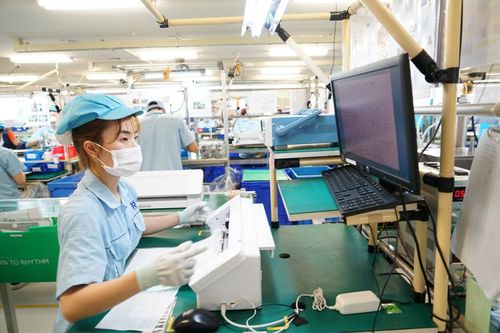 Hoạt động sản xuất thiết bị điện tử xuất khẩu tại Công ty TNHH Rhythm Precision Việt Nam, Khu công nghiệp Nội Bài, Hà Nội. Ảnh: Phạm Hùng