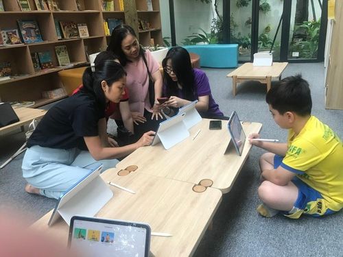 Phụ huynh cũng xin được làm "học sinh" trong ngày trải nghiệm.