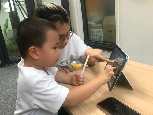 Mẹ và con cùng hứng thú với công nghệ giáo dục.