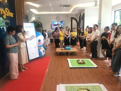 Chuyển đổi số, phụ huynh và học sinh mầm non cùng say mê với ứng dụng công nghệ.
