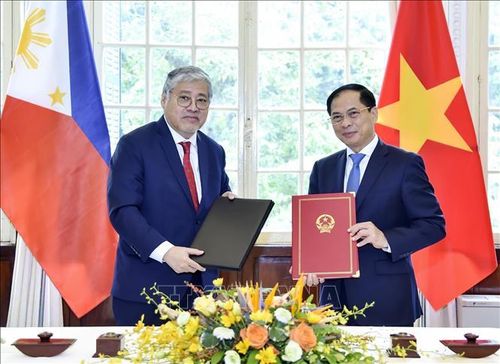 Bộ trưởng Ngoại giao Bùi Thanh Sơn và Bộ trưởng Ngoại giao Philippines Enrique Manalo trao Biên bản Kỳ họp lần thứ 10 Ủy ban hỗn hợp về Hợp tác song phương Việt Nam - Philippines. Ảnh: TTXVN