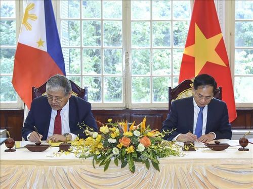 Bộ trưởng Ngoại giao Bùi Thanh Sơn và Bộ trưởng Ngoại giao Philippines Enrique Manalo ký Biên bản Kỳ họp lần thứ 10 Ủy ban hỗn hợp về Hợp tác song phương Việt Nam - Philippines. Ảnh: Lâm Khánh/TTXVN