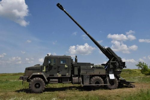 Lần đầu tiên giới chức quân sự Ukraine nói về mẫu pháo tự hành đặc biệt này là vào năm 2018, khi báo chí tại Kyiv cho biết vũ khí này sẽ xuất hiện trong lễ duyệt binh trọng thể nhân Ngày Độc lập của Ukraine.
