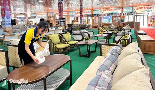 Đồng Nai là trung tâm sản xuất gỗ hàng đầu của Việt Nam với nhiều sản phẩm đặc sắc. Trong ảnh: Siêu thị gỗ tại TP.Biên Hòa