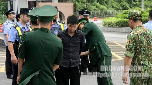 Lực lượng chức năng tỉnh Lạng Sơn tiếp nhận đối tượng Lộc Văn Hoàn do lực lượng chức năng Trung Quốc bàn giao tại Cửa khẩu Quốc tế Hữu Nghị, huyện Cao Lộc