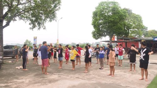 Các em được học kiến thức, kỹ năng cơ bản về bơi lội.