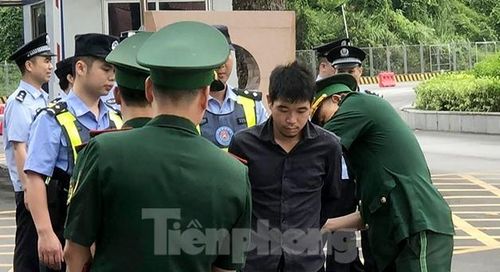 Lực lượng chức năng 2 nước Việt Nam, Trung Quốc bàn giao đối tượng truy nã tại cửa khẩu quốc tế Hữu Nghị (huyện Cao Lộc- Lạng Sơn). Ảnh: H.T