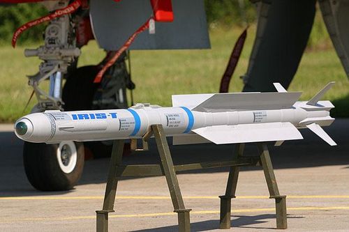 Nguyên bản tên lửa IRIS-T SLM sử dụng công nghệ dẫn đường bao gồm GPS và INS, nó còn có liên kết dữ liệu tần số vô tuyến để cập nhật thông tin mục tiêu theo thời gian thực từ hệ thống radar bên ngoài.