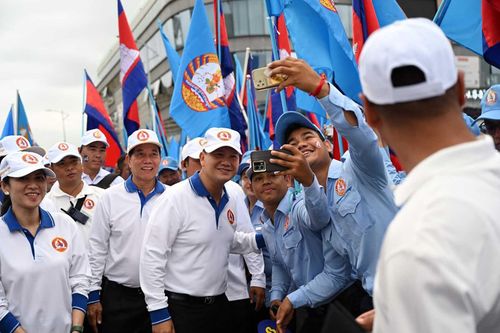 Ông Hun Manet chụp ảnh cùng đảng viên và người ủng hộ Đảng Nhân dân Campuchia (CPP) tại chiến dịch vận động tranh cử vừa qua. (Nguồn: AFP)