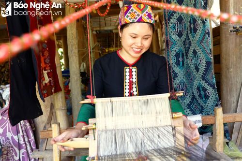 Bên cạnh các chị em phụ nữ trung niên, có nhiều người trẻ hào hứng tham gia Tổ dệt thổ cẩm ở bản Na. Ảnh: Nguyên Nguyên
