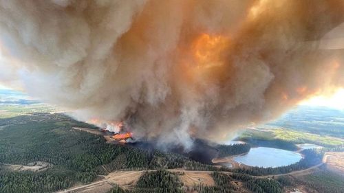 Khói bốc lên từ một vụ cháy rừng ở Alberta, Canada. Ảnh: Reuters
