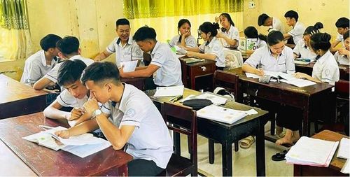 Học sinh Trường THPT Hương Thủy trong giờ ôn tập thi tốt nghiệp. Ảnh minh họa: MC