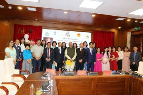 TS. Vinay Sahasrabuddhe (giữa) cùng các đại biểu tại buổi thông tin chuyên đề “Việt Nam-Ấn Độ: Kết nối qua văn hóa”.