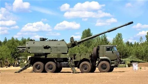 Tuy nhiên biến thể này vẫn bị đánh giá là còn khá cồng kềnh, khi nó thực chất đã bê nguyên tháp pháo của biến thể bánh xích đặt trên khung gầm bánh lốp, trọng lượng tổng thể của hệ thống vì vậy chưa được cải thiện bao nhiêu.