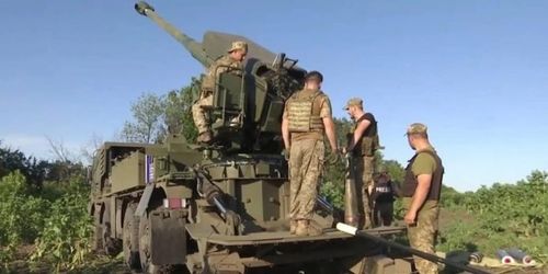 Trong số những nhược điểm tạm thời của khẩu pháo tự hành này chính là thiếu bộ nạp tự động, tất nhiên điều đó ảnh hưởng đến tốc độ bắn của Bogdana.