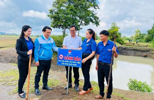 Tỉnh Đoàn Gia Lai cắm biển cảnh báo khu vực nước sâu nguy hiểm tại các ao, hồ ở xã Ia Mơ Nông (huyện Chư Păh). Ảnh: Minh Nhật
