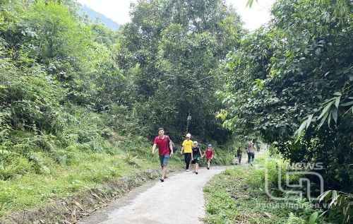 Du khách đến với La Bằng. Ảnh: Thu Huyền