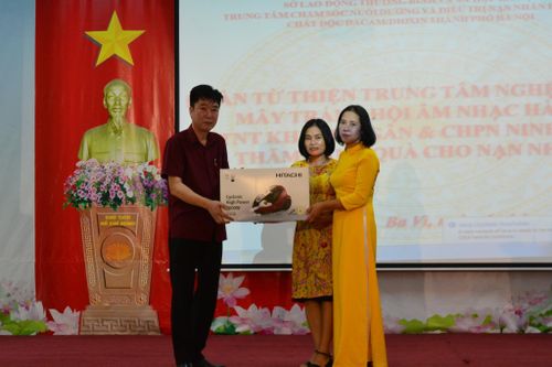 Hai ảnh trên, đoàn tặng quf Trung tâm. Ảnh do tác giả cung cấp.