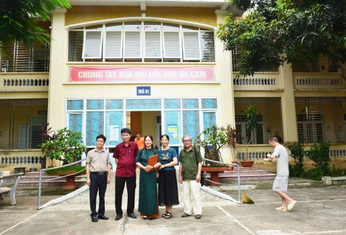 Ông Lê Lâm (áo đỏ), Phó giám đốc Trung tâm đón tiếp đoàn.