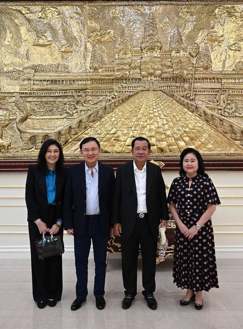 Từ trái sang phải: Bà Yingluck, ông Thaksin và vợ chồng Thủ tướng Campuchia Hun Sen. Ảnh: Fresh News