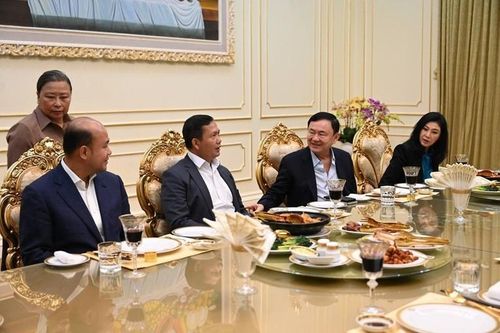 Ông Thaksin và bà Yingluck nói chuyện với đại tướng Hun Manet - con trai ông Hun Sen. Ảnh: Fresh News