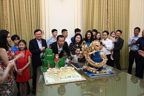 Ông Thaksin và bà Yingluck đứng cạnh ông Hun Sen trong bữa tiệc. Ảnh: Fresh News