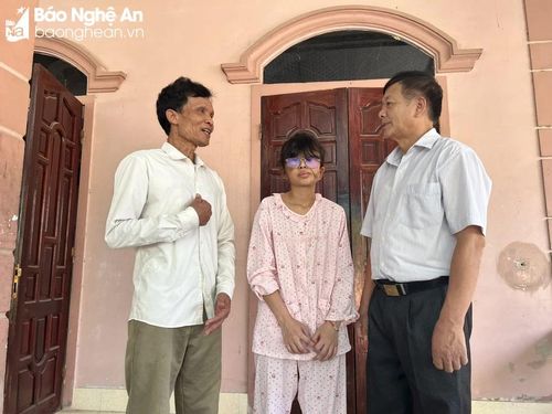 Gia đình ông Đoàn Thanh Bình, xóm 1, xã Hưng Chính, TP Vinh có cả 3 người con thuộc thế hệ thứ 3 bị nhiễm chất độc da cam, trong đó có hai cháu bị bệnh nặng. Trong ảnh: Đại diện Hội nạn nhân chất độc da cam TP Vinh thăm hỏi gia đình ông Đoàn Thanh Bình. Ảnh: Thanh Nga
