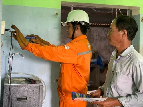 Ngành điện tăng cường tuyên truyền, hướng dẫn người dân sử dụng điện an toàn, tiết kiệm. Ảnh: Hà Duy