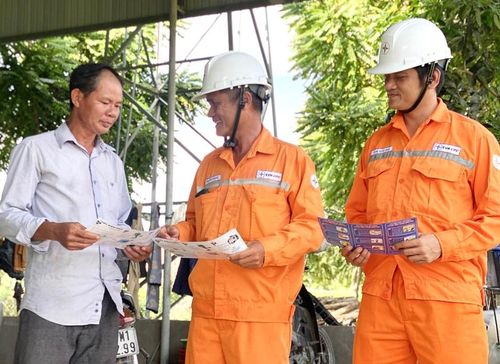 Ông Trần Ngọc Cường (thôn Quý Tân, xã Ia Trok, huyện Ia Pa) được nhân viên điện lực hướng dẫn cách sử dụng điện tiết kiệm. Ảnh: K.N