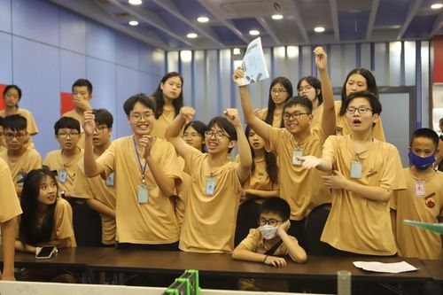 Các thành viên và cổ động viên nhóm 2 vỡ òa trong chiến thắng.