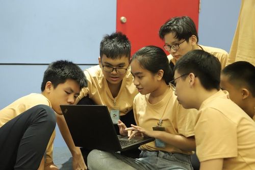 Bước sang mùa thứ 7, nội dung dạy học của trại đã hoàn toàn đổi mới với chủ đề là VEX IQ. Robot VEX IQ.