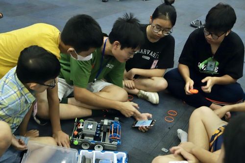 Các em trại viên được tìm hiểu, thực hành nhiều về các sản phẩm Robotics hiện đại, giao lưu với các bạn đồng trang lứa có chung niềm đam mê.