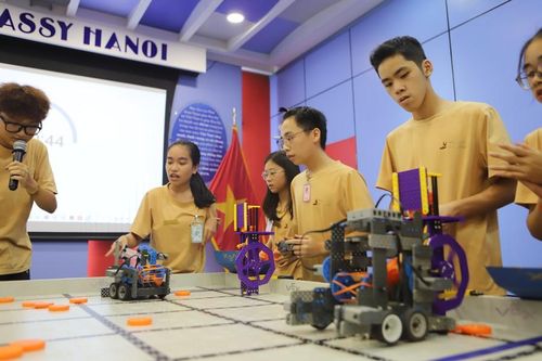 Các em sẽ được phân thành 6 nhóm, mỗi nhóm gồm có 5 em cùng những mentor và supporter từ Ban tổ chức.