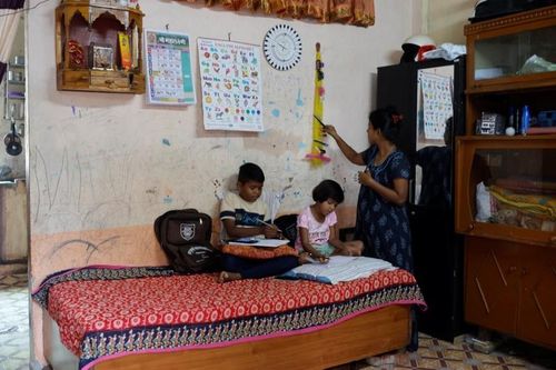 “Thật nguy hiểm, đặc biệt là với người già và trẻ em” - cư dân tên là Sumit Shinde nói - “Tôi hay bất kỳ gia đình trung lưu nào, không thể mua một ngôi nhà mới ở Mumbai. Nó rất đắt tiền".