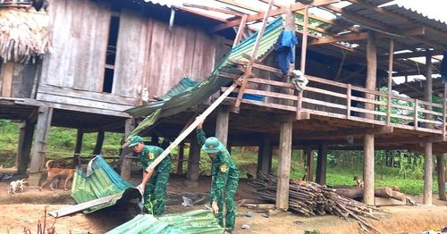Bộ đội Biên phòng Quảng Bình giúp người dân khắc phục thiệt hại do lốc xoáy.