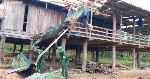 Bộ đội giúp người dân khắc phục hậu quả do lốc xoáy gây ra. (Ảnh: CTV)