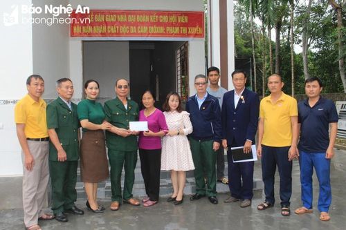 Hội Nạn nhân chất độc da cam huyện Quỳ Hợp trao nhà tình nghĩa cho gia đình một nạn nhân chất độc da cam ở xã Yên Hợp. Ảnh: Phan Giang