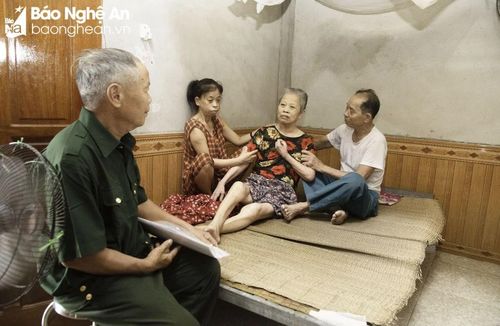 Cán bộ Hội Nạn nhân chất độc da cam xã Hưng Thịnh (Hưng Nguyên) thăm hỏi gia đình ông Nguyễn Xuân Thanh ở xóm 3, xã Hưng Thịnh. Ảnh: Minh Quân