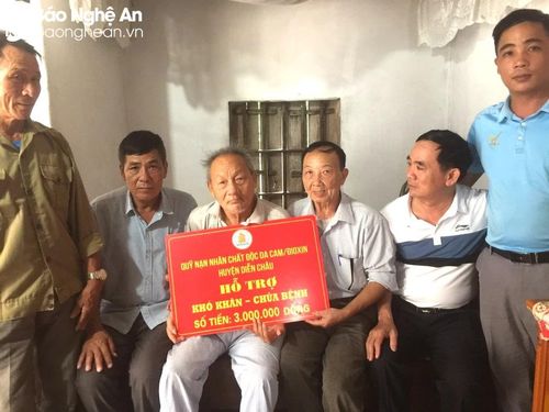 Hội Nạn nhân chất độc da cam huyện Diễn Châu trao tiền hỗ trợ cho một gia đình nạn nhân chất độc da cam ở xã Diễn Kim. Ảnh: Minh Quân