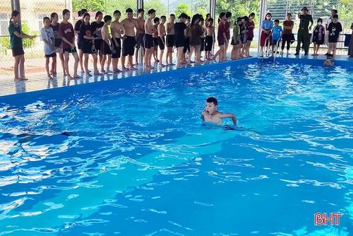 Đây là hoạt động ý nghĩa, không những giúp các em có điều kiện tập luyện thể thao, rèn luyện sức khỏe, mà còn tạo điều kiện cho các em biết bơi khi gặp sự cố đuối nước, góp phần giảm thiểu tai nạn thương tâm khi bơi lội.