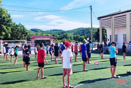 Qua hơn 2 tháng tập luyện, các em học sinh được học các kỹ năng cơ bản về kỹ thuật bơi ếch, kỹ năng xử lý tình huống dưới nước và được thực hành bơi tại bể bơi của Trường Tiểu học thị trấn Vũ Quang.