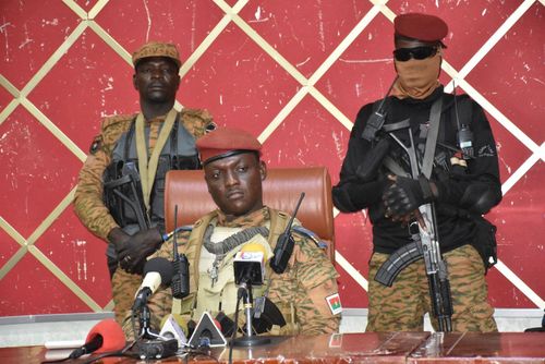 Lãnh đạo đảo chính ở Burkina Faso, Đại úy Ibrahim Traore trong cuộc họp báo vào 2/10/2022 ở Ouagadougou. Ảnh: Anadolu Agency/Getty Images