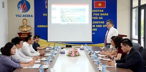 Ngài Đại sứ Nhà nước Armenia phát biểu tại buổi thăm quan Khu Công nghiệp Phú Hà (thị xã Phú Thọ).