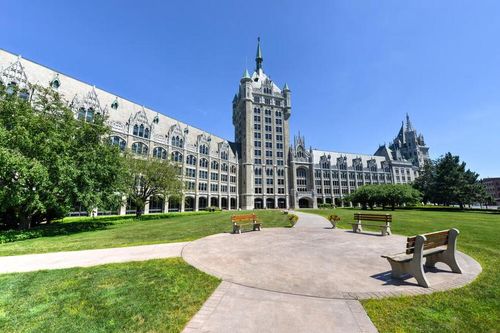 Tại Mỹ, khác biệt lớn nhất giữa các trường đại học công và tư là mức học phí và số lượng chỉ tiêu tuyển sinh. Ảnh: iStock
