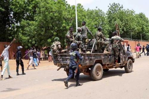 Lực lượng an ninh Niger giải tán người biểu tình bên ngoài Đại sứ quán Pháp tại Niamey, ngày 30/7.