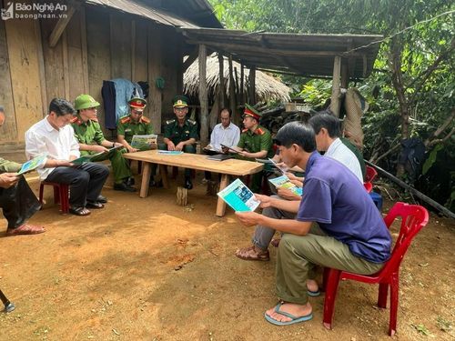 Công an xã Tri Lễ (Quế Phong) phối hợp Đồn Biên phòng Tri Lễ tuyên truyền pháp luật về Đề án "xã biên giới sạch về ma túy". Ảnh: Đức vũ
