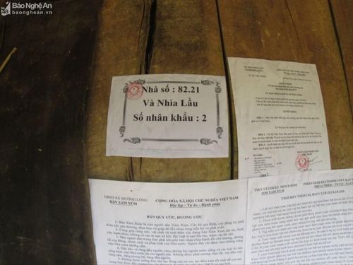Nội quy, quy định được in ấn và dán nhiều nơi ở bản Xám Xúm để tuyên truyền cho người dân. Ảnh tư liệu: Hoài Thu