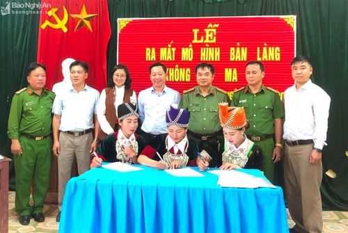Ra mắt mô hình "Bản làng không có ma túy" ở bản Lưu Thông, xã Lưu Kiền (Tương Dương). Ảnh: Thùy Anh
