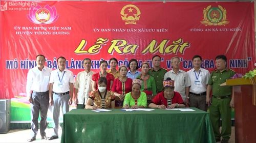 Đại diện các hộ gia đình ở bản Khe Kiền, xã Lưu Kiền (Tương Dương) ký cam kết tại Lễ ra mắt mô hình "Bản làng không có ma túy". Ảnh tư liệu: Quỳnh Như